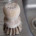 A fából és szőrből készült mosogatókefe helyettesíti a műanyagból készült mosogatószivacsot