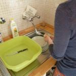 Egy kis lavór segítségével egytálcás mosogatóban is megoldható a merítős mosogatás